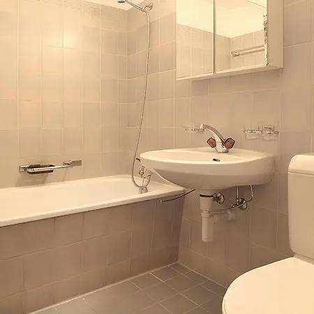 Touring - Three Bedroom 公寓